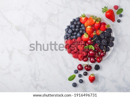 Stock foto: Fresh Organic Summer Berries Mix On Black Marble Board On Light Kitchen Table Background Raspberrie