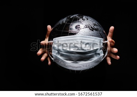 Foto stock: Hands Of Kid Holding Globe Covid 19 Pandemic Infection Disease C