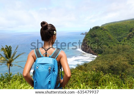 Hawaii Travel Nature Hiker Girl Hiking In Pololu Valley Enjoying Lookout View Of Mountains Big Isla Stockfoto © Maridav