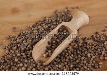 Coriander Seeds With A Wooden Spoon On A Small Wooden Tray Beautiful Photos Of Culinary Magazines Stockfoto © mcherevan