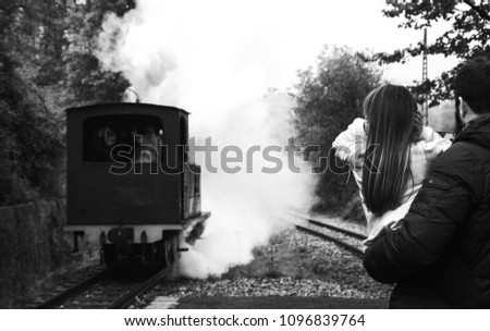 Foto d'archivio: Amiglia · Felice · Con · La · Bambina · Alla · Stazione · Ferroviaria · Concentrarsi · Sulla · Figlia