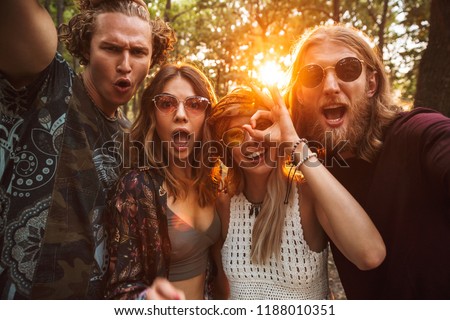 Foto d'archivio: Group Of Lovely Hippies Men And Women Smiling And Taking Selfie