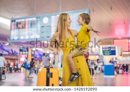 Foto stock: Family At Airport Before Flight Mother And Son Waiting To Board At Departure Gate Of Modern Interna
