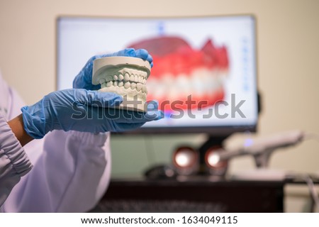 Foto stock: Dental Technician Work On Denture Prothesis In Dental Laboratory