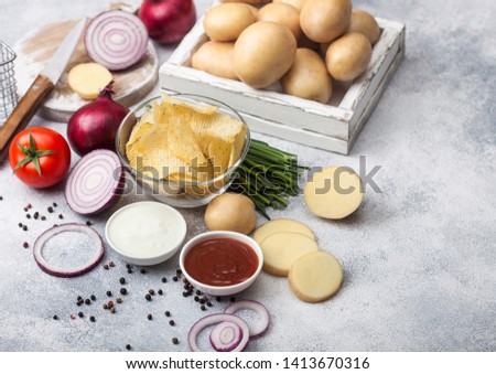 ストックフォト: Fresh Organic Homemade Potato Crisps Chips In Glass Bowl With Sour Cream And Red Onions On Light Kit