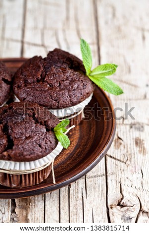 Zdjęcia stock: Chocolate Dark Muffins With Mint Leaves On Brown Ceramic Plate C
