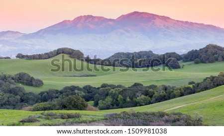 Sunset Over Rolling Grassy Hills And Diablo Range Of Northern California Foto stock © yhelfman
