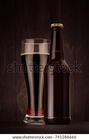 Foto d'archivio: Brown Beer Longneck Bottle And Glass Weizen With Porter On Dark Wood Boardvertical Mock Up