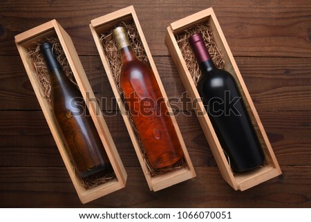 Foto stock: Cabernet And Chardonnay Wine Bottles In Individual Cases