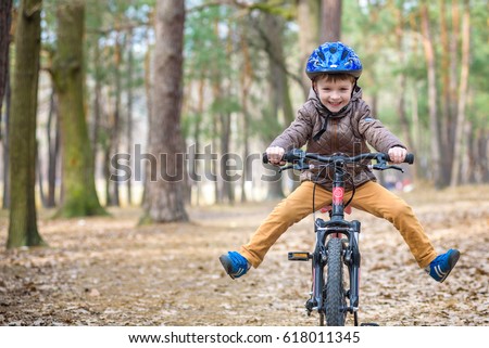 Stock foto: Happy Kid Boy Of 5 Years Having Fun In The Park With A Bicycle On Beautiful Day