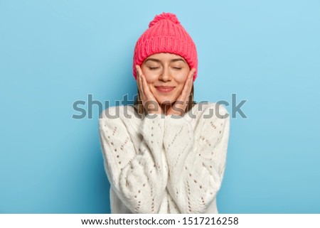 Zdjęcia stock: Horizontal Shot Of Lovely Young Woman Keeps Eyes Shut As Anticipates Something Going To Recieve Pre