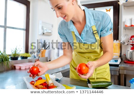 Happy Woman Cutting Tomatoes Foto d'archivio © Kzenon