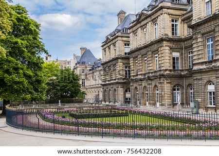 Foto stock: Historic Building With Park