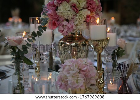 Foto d'archivio: Luxury Elegant Wedding Reception Table Arrangement Floral Centerpiece