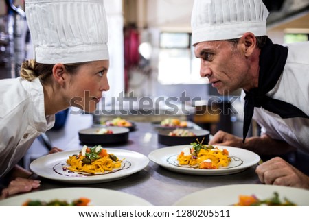 Zdjęcia stock: Male And Female Chefs Looking At Each Other In Kitchen At Hotel