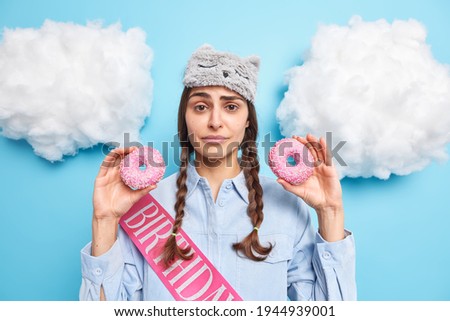 Zdjęcia stock: Image Of Puzzled Beautiful Asian Girl Frowning And Holding Smart