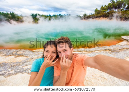 Foto d'archivio: Funny Selfie Couple Tourists At New Zealand Pools Travel Young People Doing Goofy Face At Smell Bad