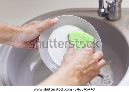 Ama de casa lavando platos Foto stock © nito
