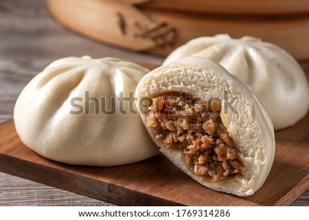 Zdjęcia stock: Traditional Chinese Dumplings Served In The Wooden Bamboo Steamer