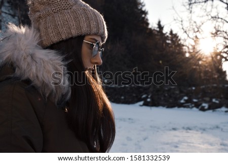 Zdjęcia stock: 20 25 Years Old Beautiful Woman In Christmas Hat And Swimsuit Wi