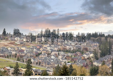 Imagine de stoc: Cloudy Sunset Over North America Suburban Residential Subdivisio