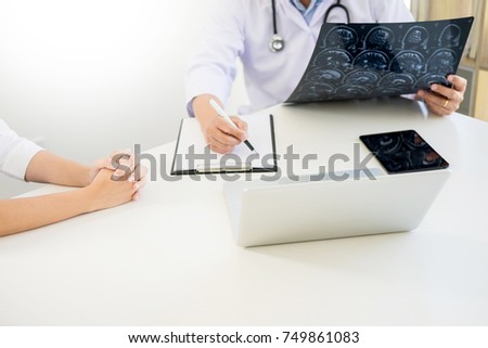 Foto stock: Professor Doctor Discussing And Consulting Method With Patient T