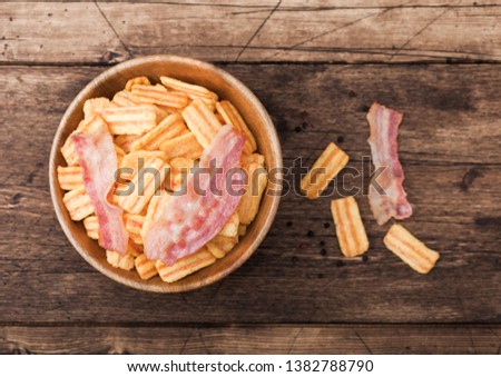 Zdjęcia stock: Bacon Flavoured Snacks Chips In Wooden Bowl With Grilled Bacon Rashers On Wooden Background Top Vie