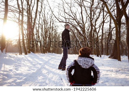 Сток-фото: олодая · семья, · стоя · в · снежном · пейзаже, · держа · сани