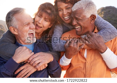 Foto stock: Front View Of An Active Senior African American Couple Taking A Selfie With Mobile Phone In The Bac