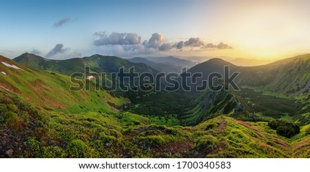 Foto stock: The Magnificent Views On Green Mountains From A Mountain Road Trecking To The Ijen Volcano Or Kawah