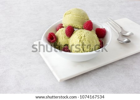 Foto d'archivio: One Scoop Of Pistachio Ice Cream On A Gray Background With Splas
