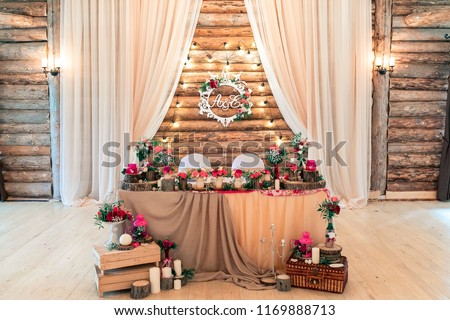 Foto d'archivio: Rustic Wedding Decor On A Timber Background Main Table Setting For Bride And Groom Newlyweds