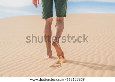 Stockfoto: Mens Legs Go In The Desert Vietnam Mui Ne