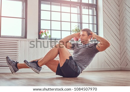ストックフォト: Adult Man Training Abdominals Muscles At Home Doing Breakdance Abs