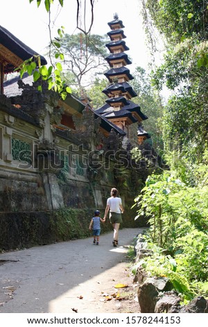 Foto stock: Boy Traveler On View Point In The Background Of A Jungle Bali Indonesia