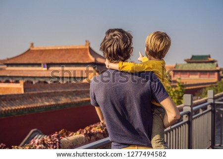 Foto stock: Enjoying Vacation In China Dad And Son In Forbidden City Travel To China With Kids Concept Visa F