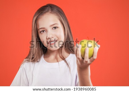 Zdjęcia stock: Healthy Teenager Offering Green Apple To You