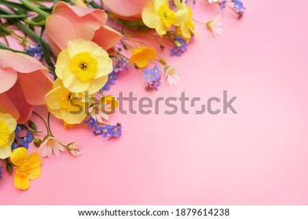 Foto stock: Greeting Card With A Bouquet Of Daffodils On The Abstract Backgr