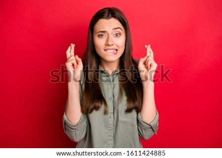 Foto d'archivio: Beautiful Christmas Woman Crossing Her Fingers Hoping For The Best