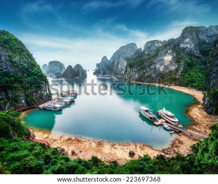Stockfoto: Tourist Junks Floating Among Limestone Rocks Ha Long Bay South China Sea Vietnam