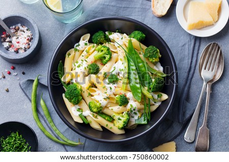 ストックフォト: Pasta With Green Vegetables And Creamy Sauce In Black Bowl Top View Copy Space