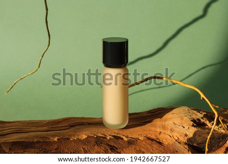 Foto d'archivio: Beige Tonal Cream Bottle Make Up Fluid Foundation Base And Pink