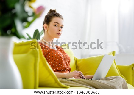 Zdjęcia stock: Yellow Pillows On Couch In Living Room Focus On Beautiful Flowe