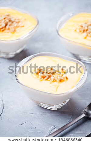 Foto d'archivio: Couple Of Bowls Of Homemade Lemon Cheesecake