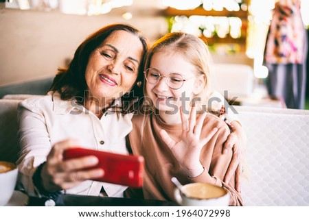 Foto stock: Smiling Grandmother And Granddaughter Posing While Making Pie