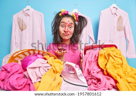 Foto d'archivio: Young Brunette Woman Holding A Appliance For Photo Epilation Sit