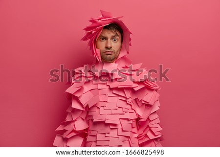 Foto stock: The Man Is Covered Papers
