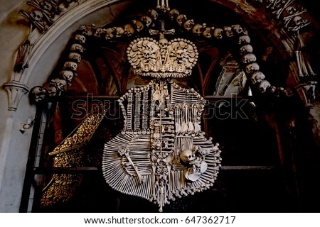 Foto stock: Human Skulls And Bones Inside Sedlec Ossuary Kostnice Cemetery Church Of All Saints In Sedlec Kutn