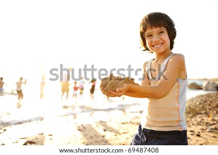 Gyerek a strandon a homokban játszik az emberek a nyári forró szép idő körül Stock fotó © Zurijeta