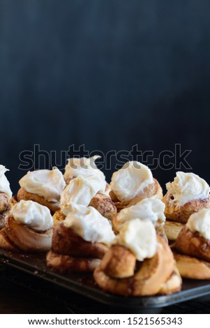 ストックフォト: Fresh Tall Gourmet Cinnamon Buns With Frosting In A Muffin Tin